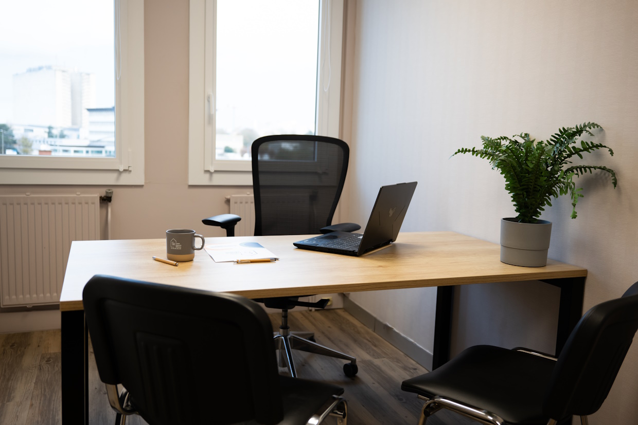 Bureau moderne, ordinateur portable, plante, tasse de café.