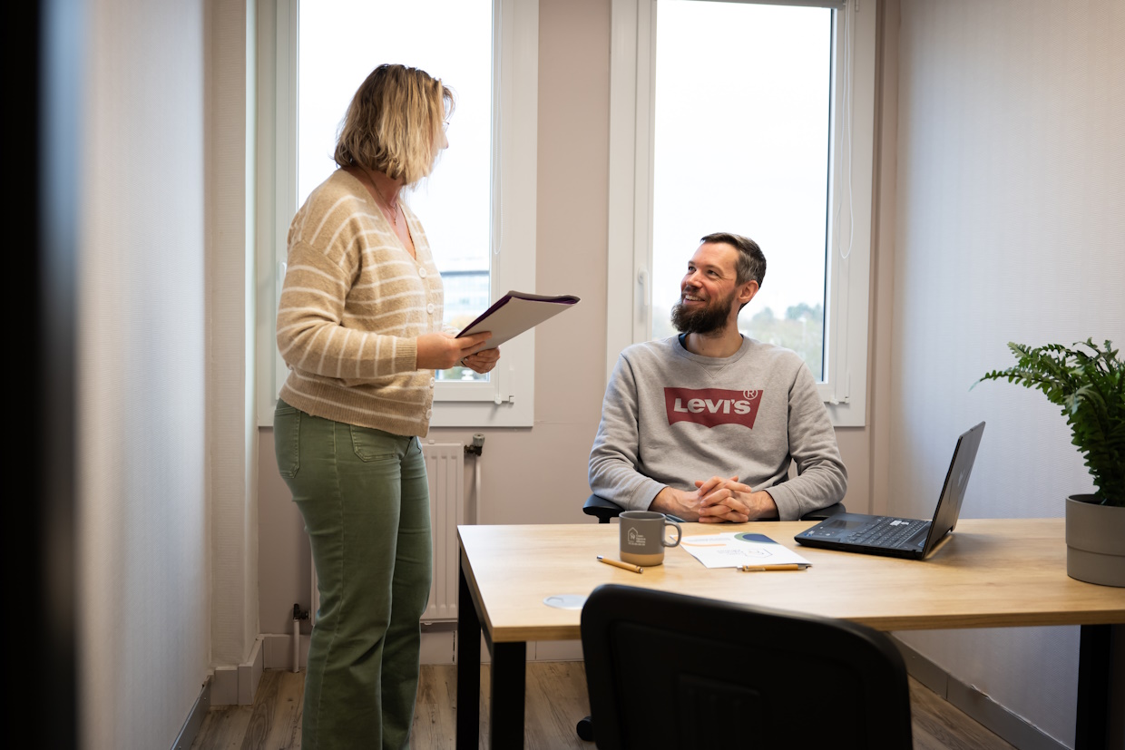 Réunion professionnelle en bureau lumineux.