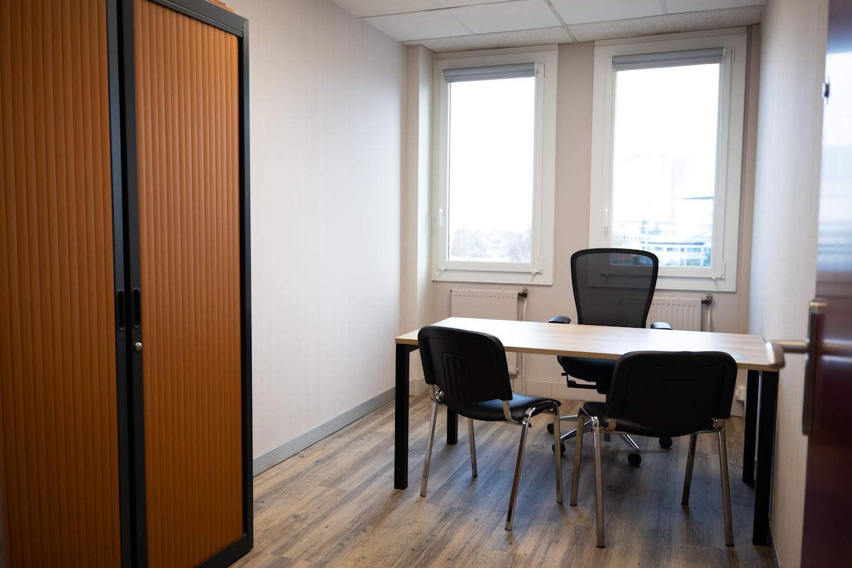 Bureau moderne vide avec chaises et table